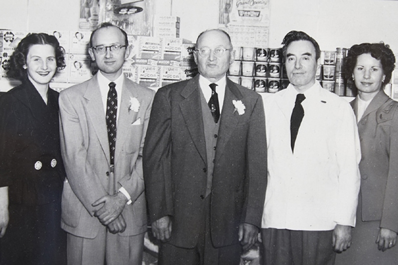 Marvin Weiss and employees in 1950